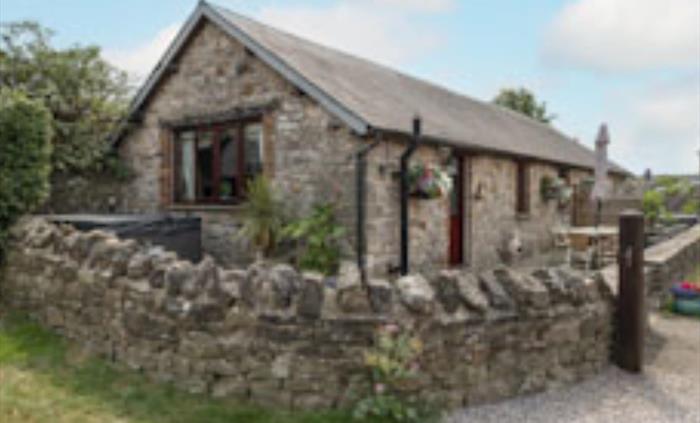 Ivy Cottage sleeps up to 5 people. Ideally 2 adults and 3 children.